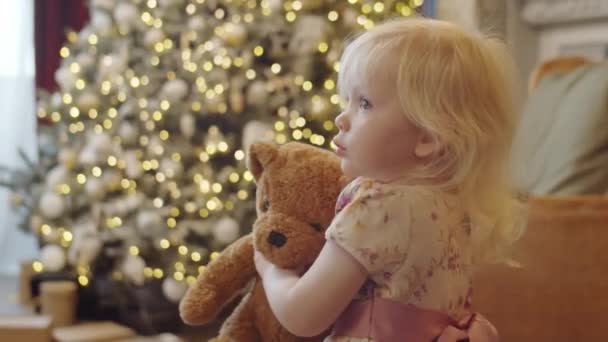 Urocza Dziewczynka Trzyma Zabawki Niedźwiedzia Kręci Się Domu Wigilię — Wideo stockowe