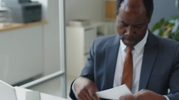 アフリカ系アメリカ人領事がビザ申請者から書類を受け取り 米国大使館での面接時に確認する — ストック動画