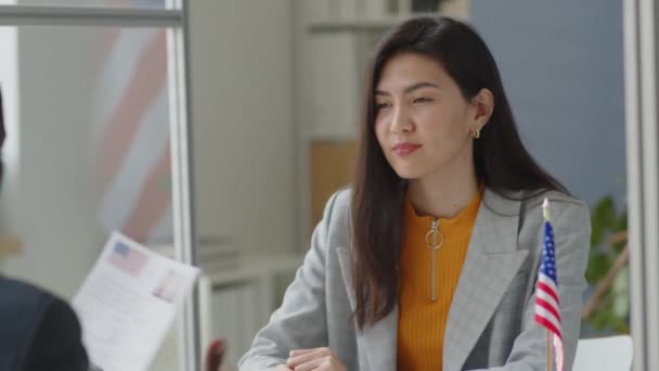 Ung Asiatisk Kvinna Ger Dokument Till Officer Och Svarar Frågor — Stockvideo