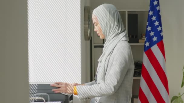 Mulher Muçulmana Hijab Imprimindo Documentos Impressora Durante Dia Trabalho Embaixada — Vídeo de Stock