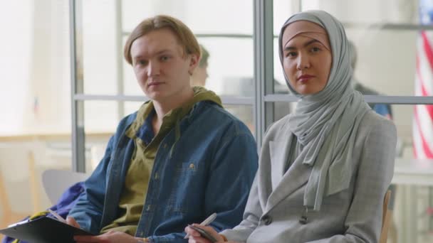 身着头巾的穆斯林妇女和白种人男子坐在美国大使馆 在等待与官员面谈时摆姿势拍照的画像 — 图库视频影像