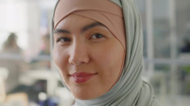 Yabancı elçilikte vize görüşmesini beklerken tesettürlü, tesettürlü, tesettürlü neşeli Müslüman kadın portresi