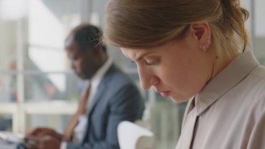 Beyaz bir kadının büyükelçiliğe başvurmadan önce vize başvurusu formu doldururken çekilen yakın çekim.