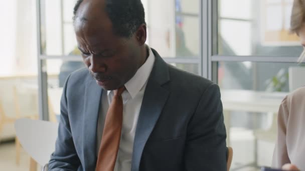 Afroamerikanischer Mann Formalbekleidung Füllt Der Botschaft Visaantrag Aus Während Neben — Stockvideo