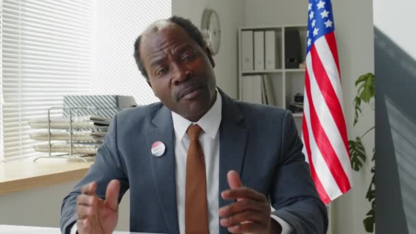 Político Afro Americano Processo Formal Com Crachá Voto Falando Câmera — Vídeo de Stock
