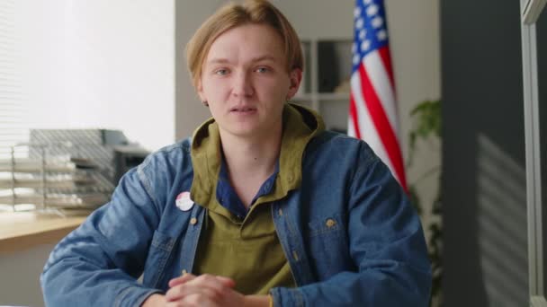 Mladý Muž Ležérní Oblečení Odznakem Vote Mluvit Kameru Úřadu Americkou — Stock video