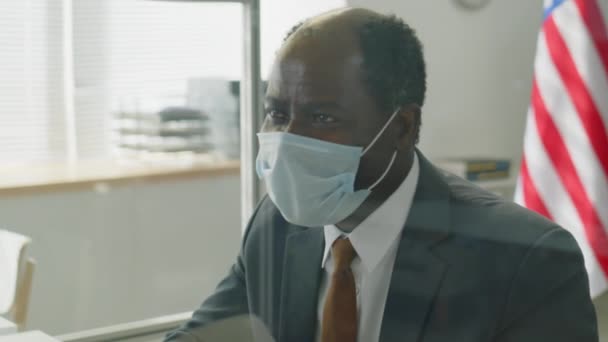 Pan Aufnahme Afroamerikanischer Konsularbeamter Und Kaukasischer Visumantragsteller Schutzmasken Die Während — Stockvideo