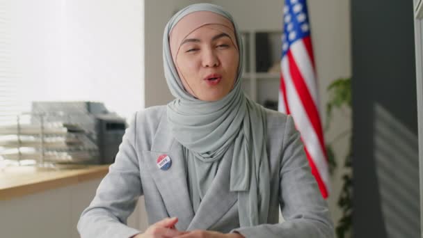 Jovem Muçulmana Hijab Com Crachá Voto Falando Câmera Escritório Com — Vídeo de Stock