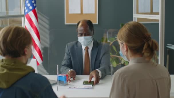 Αφροαμερικάνος Προξενικός Υπάλληλος Προστατευτική Μάσκα Προσώπου Που Κάθεται Πίσω Από — Αρχείο Βίντεο