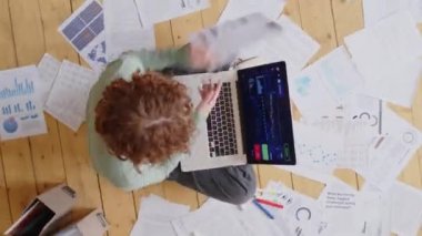 Bir kadının evinde dizüstü bilgisayar kullanırken ve mali verileri incelerken zaman aşımına uğramış görüntüsü.