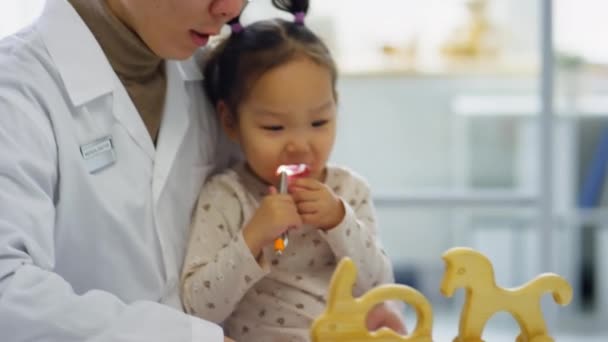 Asijský Pediatr Sedí Roztomilou Holčičkou Hraje Během Lékařské Prohlídky Klinice — Stock video
