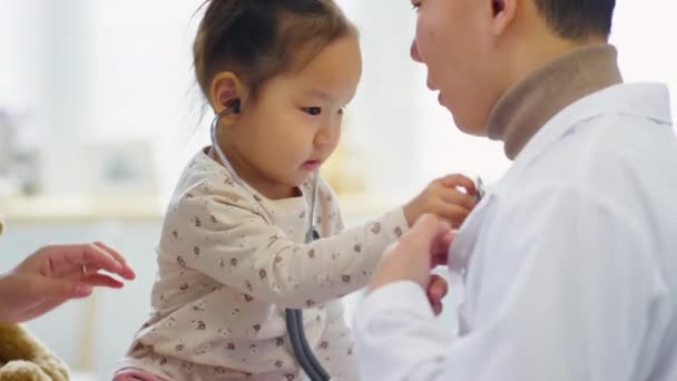 보건소에 방문중 소아과 의사와 어머니와 청진기를 가지고 아시아 — 비디오