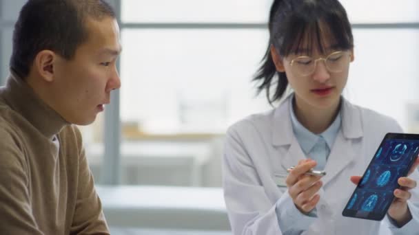 Incline Tiro Médico Asiático Feminino Mostrando Imagem Raio Scull Tablet — Vídeo de Stock