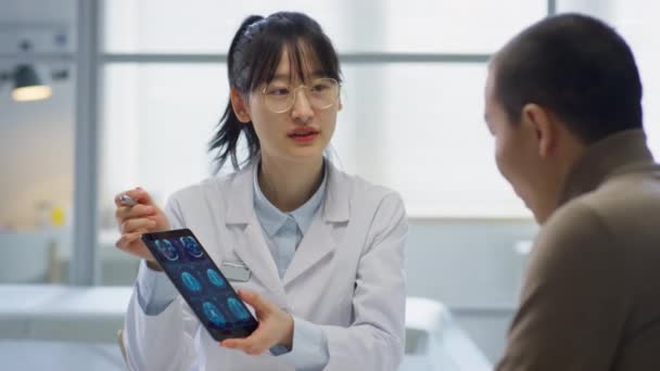 Médica Asiática Mostrando Imagem Tomografia Computadorizada Tablet Digital Para Paciente — Vídeo de Stock