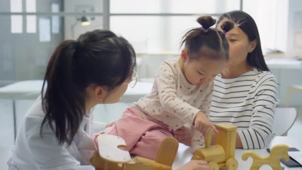 Asiatic Copil Fata Joc Jucarii Din Lemn Timp Mama Pediatru — Videoclip de stoc