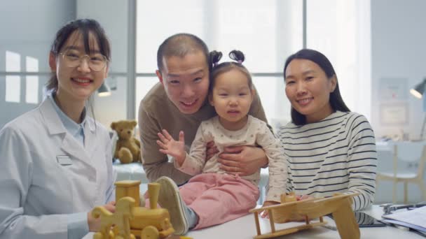 Gruppenporträt Glücklicher Asiatischer Eltern Ihrer Süßen Kleinkind Tochter Und Der — Stockvideo