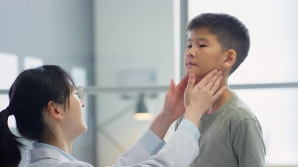 기관에서 검진을 아시아 의사가 임파선에 — 비디오