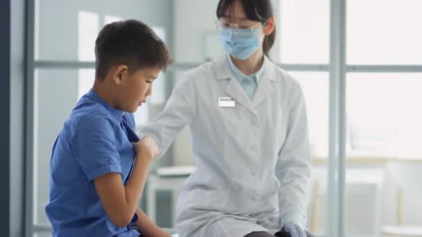 Aziatische Vrouwelijke Kinderarts Beschermende Masker Wegwerp Handschoenen Het Nemen Van — Stockvideo