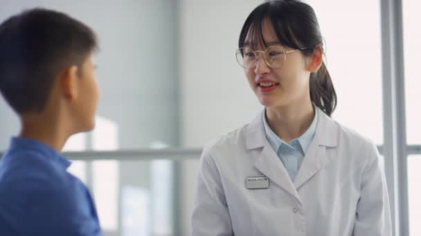아시아 의사와 병원에서 검진을 이야기를 나누고 가슴을 설레게 — 비디오
