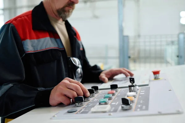 Close Engenheiro Uniforme Apertando Botões Máquina Durante Seu Trabalho Fábrica — Fotografia de Stock