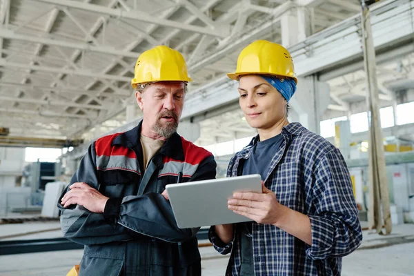 Engenheiros Discutindo Projeto Line Tablet Enquanto Oficina Fábrica — Fotografia de Stock