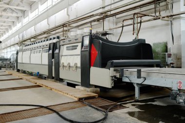 Fabrikada taş kesmek için bilgisayarı olan modern makinenin yatay görüntüsü