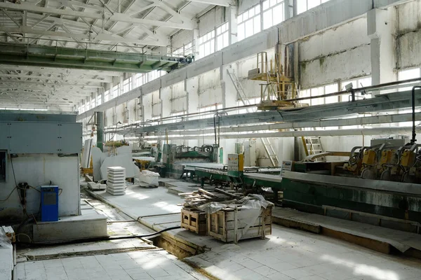 機械や材料で石を切断するための工場の大きなワークショップの水平画像 — ストック写真