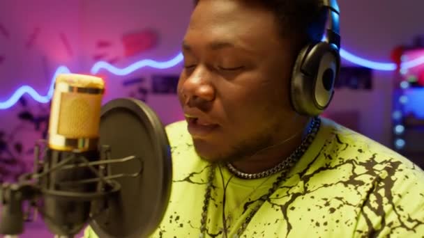 Piept Sus Împușcat Muzician Afro American Căști Cântând Microfon Timp — Videoclip de stoc