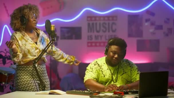 Cantante Femenina Afroamericana Auriculares Cantando Micrófono Bailando Mientras Graba Música — Vídeos de Stock