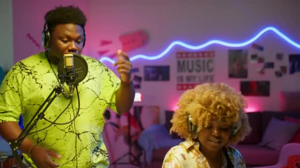 Înclinat Jos Împușcat Cântăreț Hip Hop Afro American Căști Cântând — Videoclip de stoc