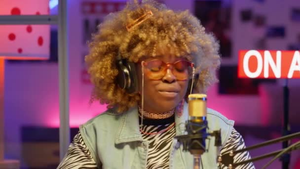 Modaya Uygun Güneş Gözlüklü Neşeli Afrikalı Amerikalı Kadın Mikrofonla Konuşuyor — Stok video