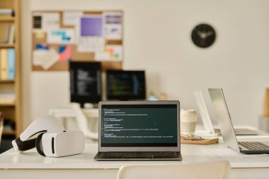 IT ofisindeki ekranda program kodlu dizüstü bilgisayar