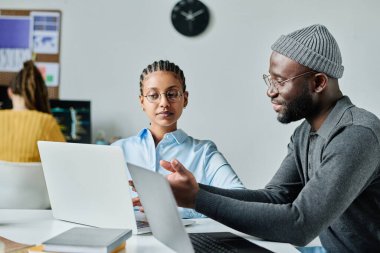 Ofiste otururken online projeyi tartışan birkaç etnik meslektaşım var.