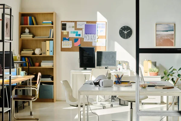 Imagen Horizontal Oficina Moderna Con Ordenadores Mesa — Foto de Stock