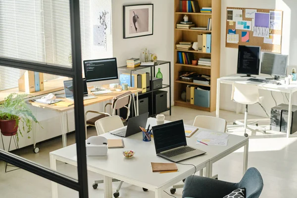 Vista Ángulo Alto Oficina Moderna Con Lugares Trabajo Programadores —  Fotos de Stock