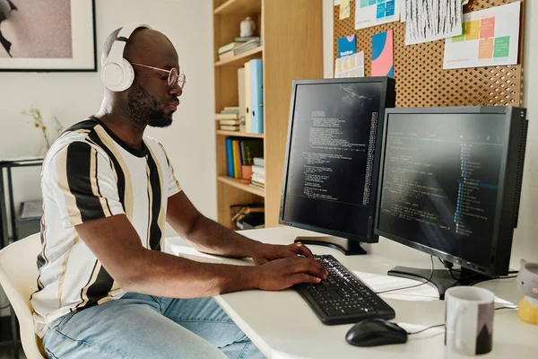 Programador Afro Americano Fones Ouvido Sem Fio Desenvolvendo Códigos Computador — Fotografia de Stock