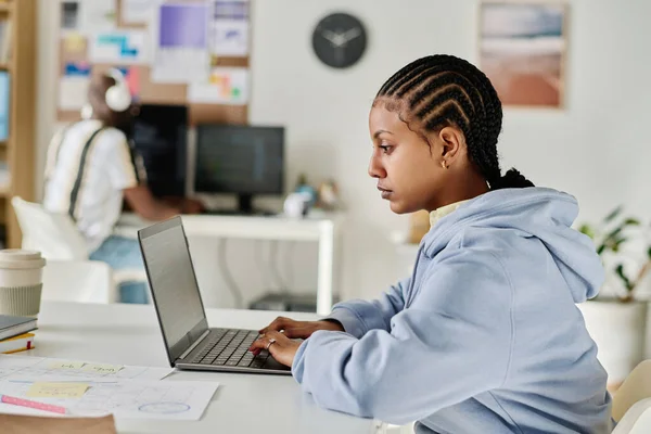 Widok Boczny Programistki Elegancką Fryzurą Pracującej Laptopie Biurze — Zdjęcie stockowe