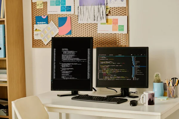 Zbliżenie Komputera Kodami Programowymi Ekranie Stojącym Stole Programisty Nowoczesnym Biurze — Zdjęcie stockowe