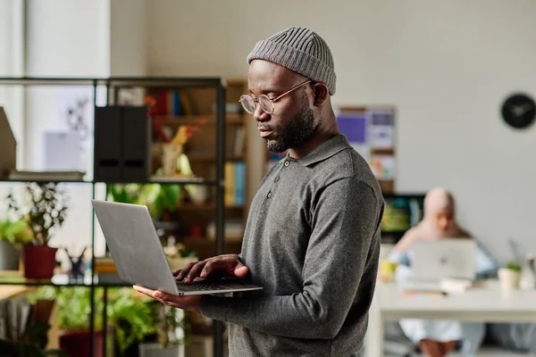 Desenvolvedor Afro Americano Digitando Laptop Enquanto Estava Escritório — Fotografia de Stock