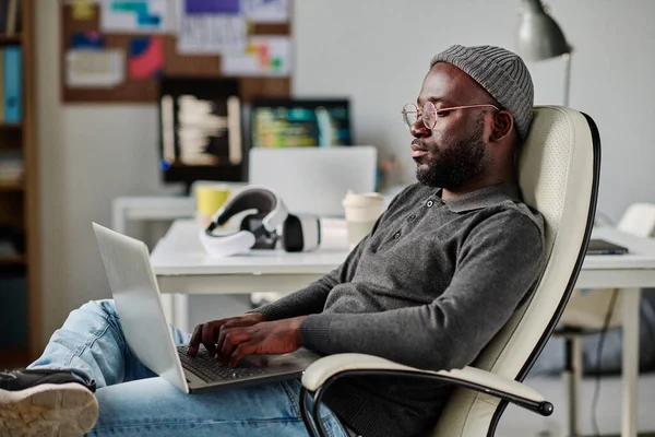 Desenvolvedor Afro Americano Trabalhando Com Software Laptop Enquanto Senta Cadeira — Fotografia de Stock