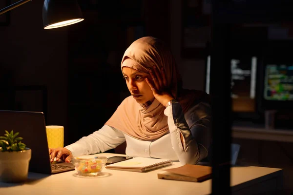 Femme Hijab Travaillant Ligne Sur Ordinateur Portable Jusqu Tard Soir — Photo