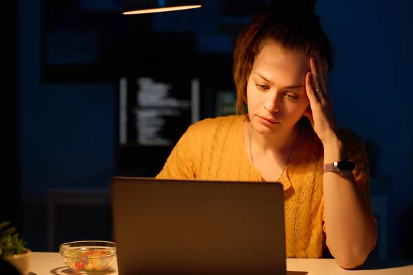 Joven Programador Cansado Trabajando Computadora Oficina Hasta Altas Horas Noche — Foto de Stock