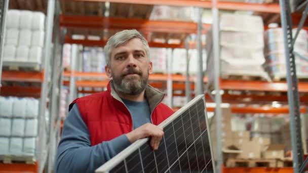 Porträt Eines Mannes Mittleren Alters Der Solarzellen Hält Und Bei — Stockvideo
