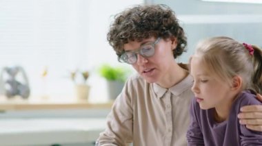 Dikkatli anne ve küçük kızı sağlık muayenesi sırasında erkek çocuk doktoruyla tartışıyorlar.