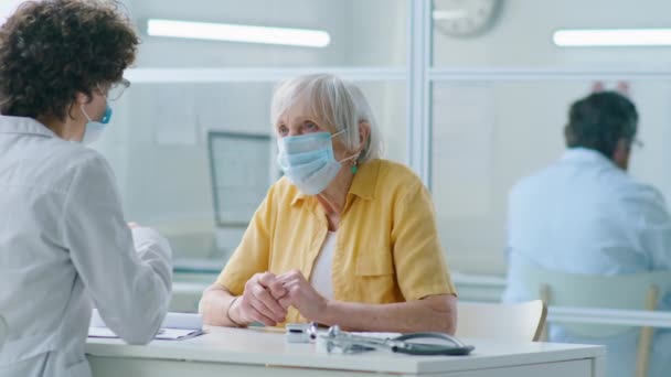 Starší Žena Lékařské Masce Obličeje Konzultaci Lékařem Během Návštěvy Kliniky — Stock video