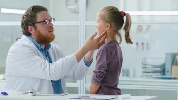 Muž Pediatr Dotýkající Lymfatických Uzlin Krku Kontrolu Krku Malé Holčičky — Stock video