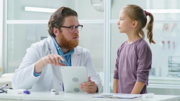 Γενειοφόρος Άνδρας Γιατρός Και Μικρό Κορίτσι Χρησιμοποιώντας Ψηφιακή Ταμπλέτα Και — Αρχείο Βίντεο