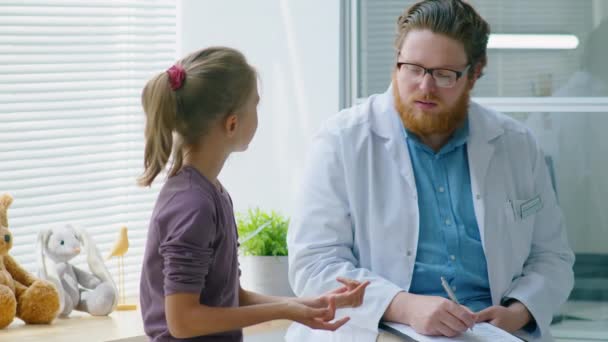 Dívka Mluví Mužským Pediatrem Když Poslouchá Dělá Poznámky Během Zdravotní — Stock video