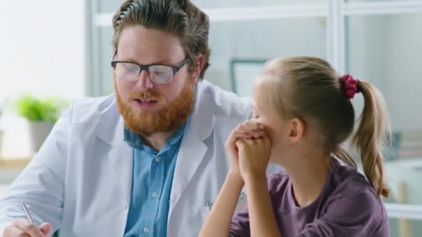 Vousatý Muž Pediatr Bílém Plášti Brýle Mluví Roztomilou Holčičkou Lékařské — Stock video