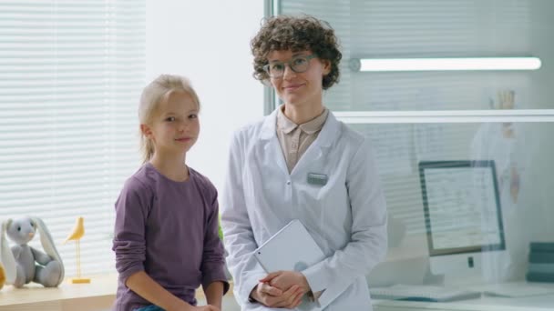 Portré Csinos Kislány Női Orvos Digitális Tabletta Együtt Orvosi Kanapén — Stock videók